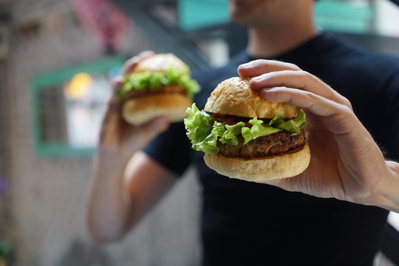genießen sie unseren hausgemachten burger, frisch zubereitet mit hochwertigen zutaten für den ultimativen geschmack und unvergessliche genussmomente.